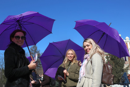 Красавицы с фиолетовыми зонтиками помогли эпилептикам в Новосибирске