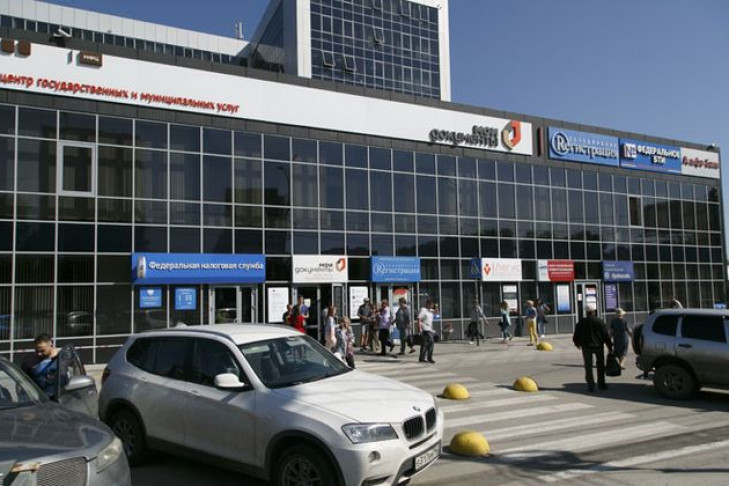 Регистрацию автомобилей в МФЦ разрешат россиянам
