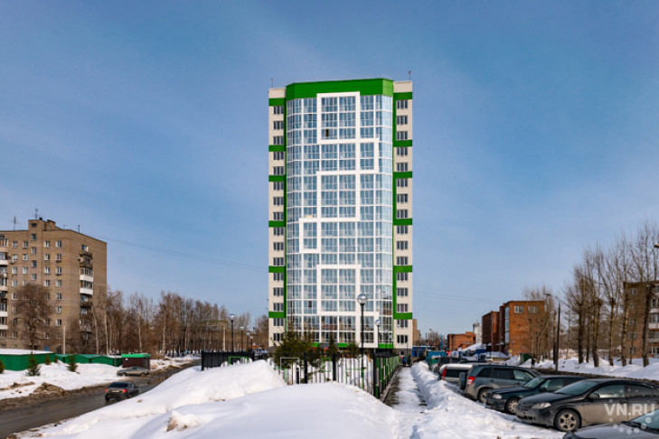 В Новосибирске возводится дом-клон со стеклянным углом