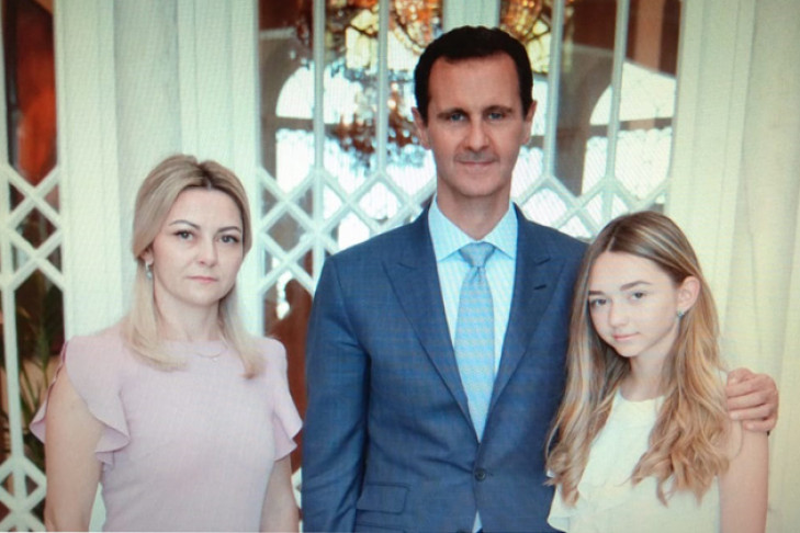 Башар Асад подарил именные медальоны вдове и дочери погибшего летчика