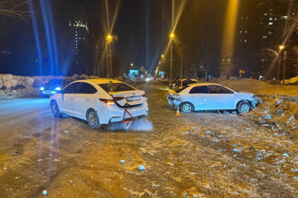 Мужчина пострадал в ДТП с сугробом на улице Никитина в Новосибирске