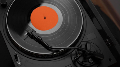 Винил снова в моде: «Мелодия» запустила производство пластинок в Новосибирске