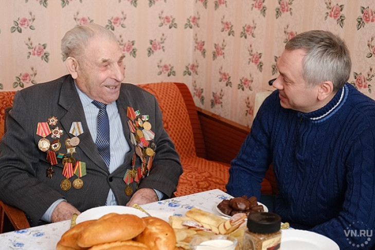 100-летнего ветерана из Каргата поздравил губернатор Травников