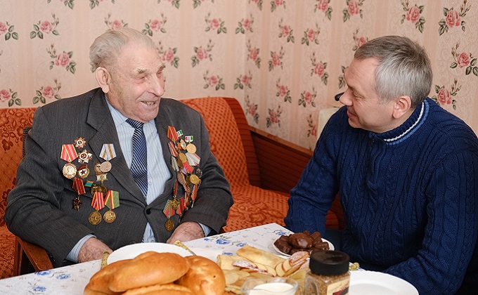 100-летнего ветерана из Каргата поздравил губернатор Травников