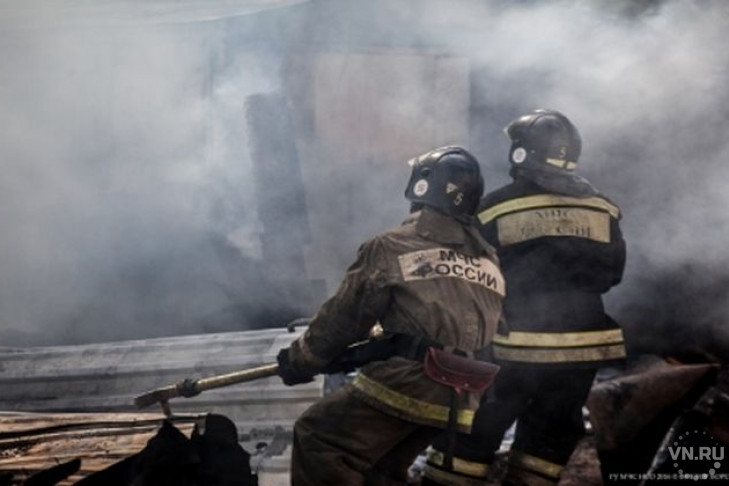 26 человек эвакуировали из горящей многоэтажки на Затулинке
