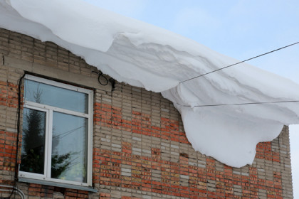 Долгожителя из Мошково убила глыба снега с крыши