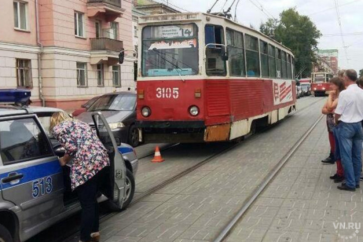 Водитель трамвая новосибирск. Колесо трамвая. Трамвай сбил женщину с ребенком. Авария с трамваем в Новосибирске.
