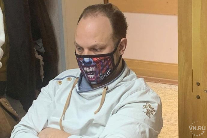 Новосибирец, напавший на врача скорой из-за бахил, продолжает отрицать свою вину
