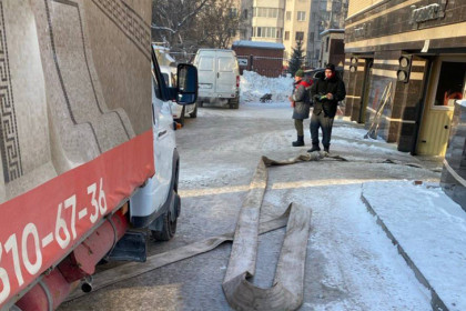 В новосибирском ЖК «La Grande» из-за прорыва трубы затопило дорогие иномарки