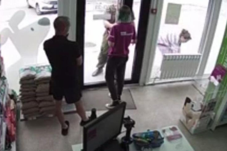 В Новосибирске продавец закрылась с грабителем в магазине «Мокрый нос»