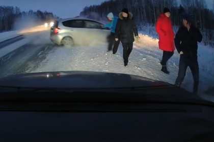 Автомобиль Honda Fit раздавил четырех пешеходов на трассе под Новосибирском