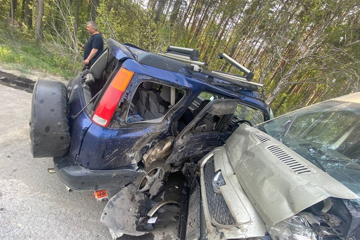 «Хонда» врезалась в фургон на Бердском шоссе в Новосибирске