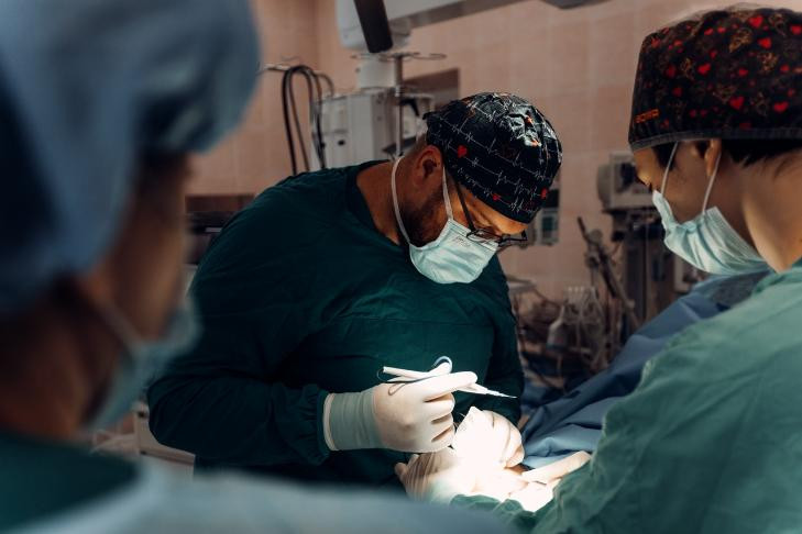 Мальчика со странной шишкой на руке спасли врачи в Новосибирске