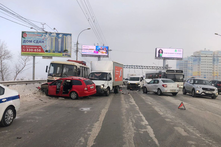 ГИБДД Новосибирска назвала причину массовой автоаварии на Димитровском мосту
