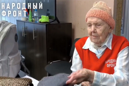 Легендарная баба Тома из Новосибирска связала 400 шапочек для бойцов СВО