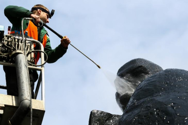 Ленин и ели принимают душ: в центре Новосибирска началась весенняя уборка