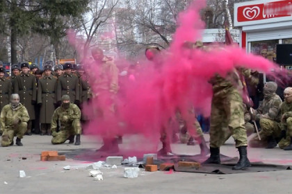 Бойцы Росгвардии пошли в рукопашную в центре Новосибирска