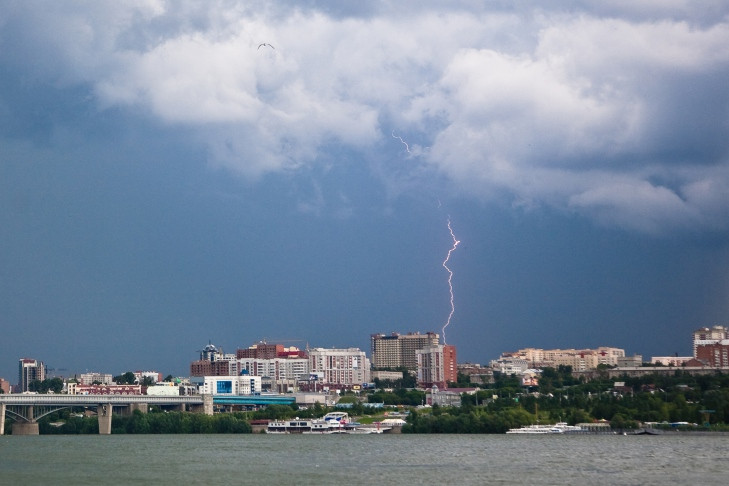 Штормовой ветер с грозами и ливнями обрушится на Новосибирскую область 25 августа