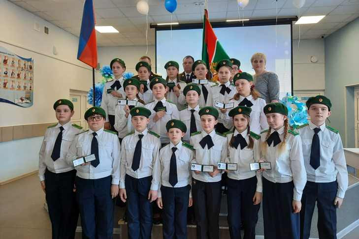 В Татарске ученики школы №9 надели зеленые береты