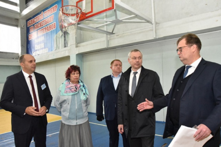 Губернатор Андрей Травников поручил выделить средства на ремонт двух школ города Искитима