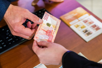 Почти треть сибиряков хотели бы получать зарплату раз в неделю