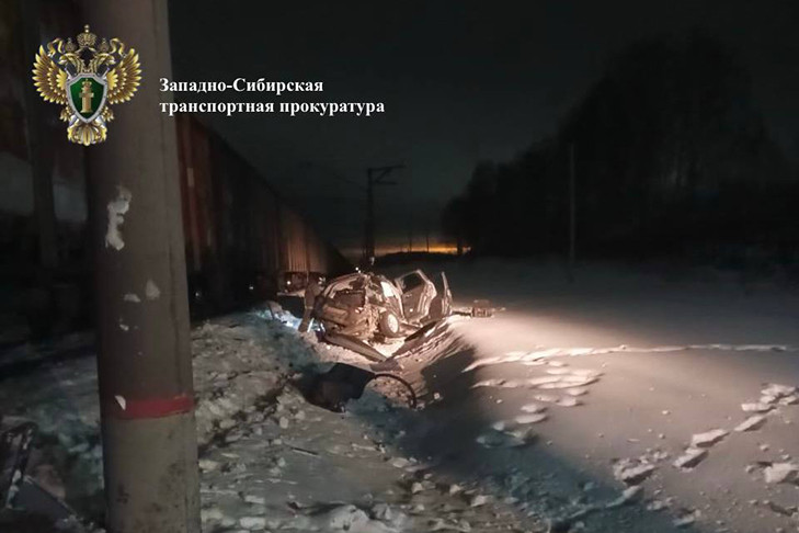 Грузовой поезд переехал автомобиль на путях в Новосибирской области