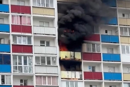 Три квартиры горят в многоэтажном доме на Твардовского в Новосибирске