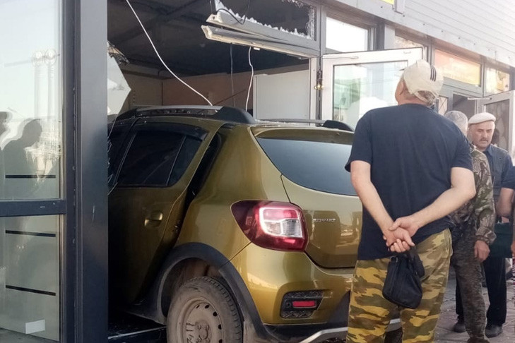 «Прости, я замечталась»: протаранила магазин жительница Мошково