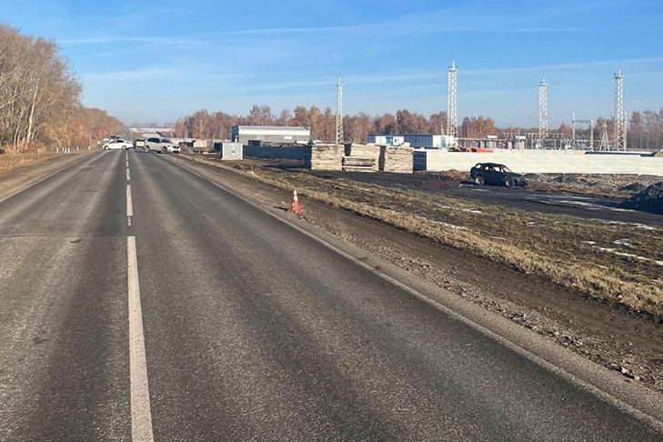 Женщина погибла в перевернувшемся авто под Новосибирском