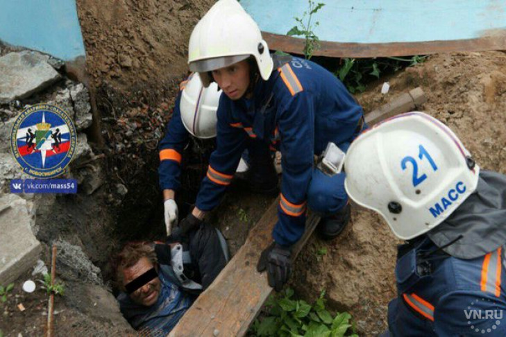 Пьяного новосибирца подняли спасатели из строительной ямы