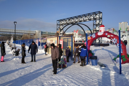Новосибирцы отправились 1 января в ледовый городок на набережной: цены кусаются