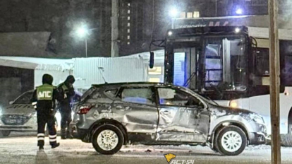 Водитель Ниссана пострадал в результате ДТП с автобусом в Новосибирске