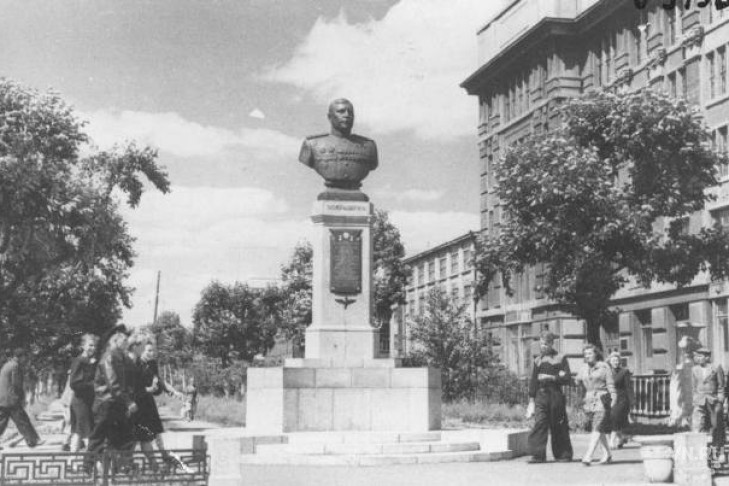 Бюст Покрышкина с площади Свердлова предлагают перенести в Новосибирске 