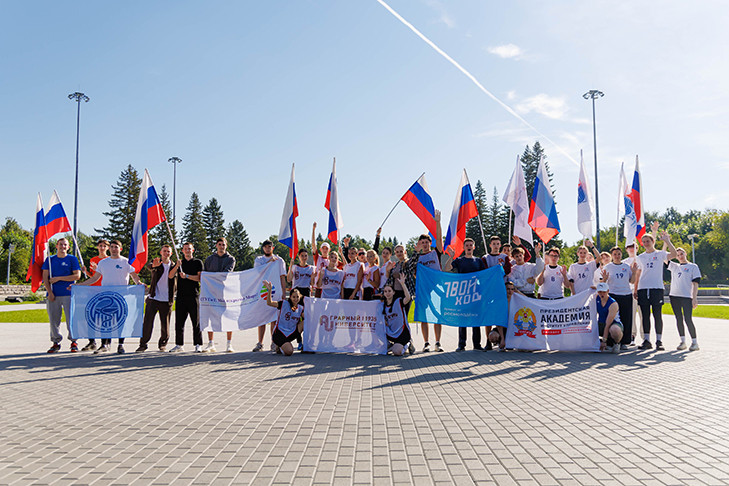 Студенты СГУГиТ отметили День Государственного флага Российской Федерации беговым стартом