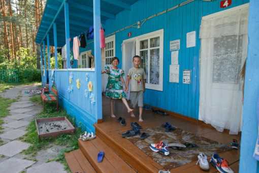 Дети в лапах мошенников – Травников заявил о закрытии незаконного детского лагеря