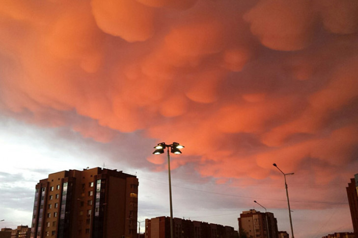 Опасные вымевидные облака запечатлели в небе над Новосибирском