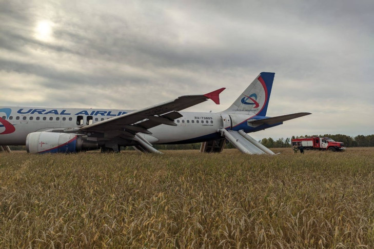 Андрей Травников прокомментировал аварийную посадку самолета под Новосибирском