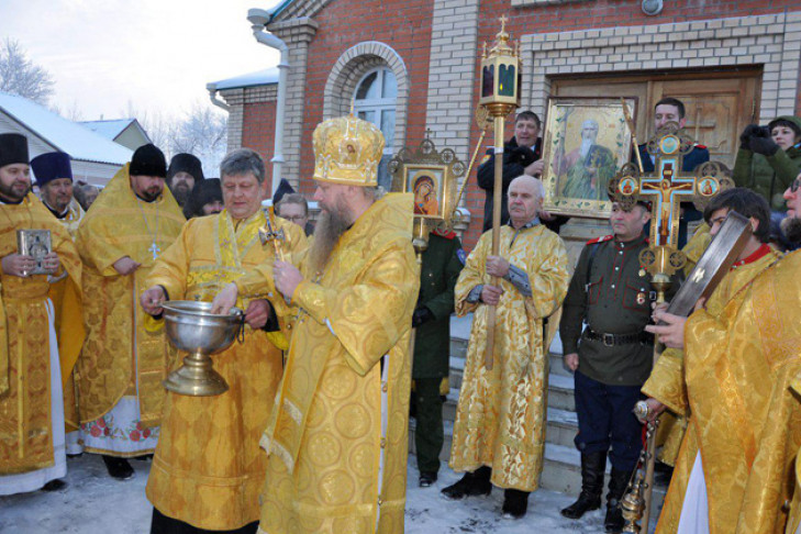 Праздничную службу в Карасуке провели 16 представителей духовенства