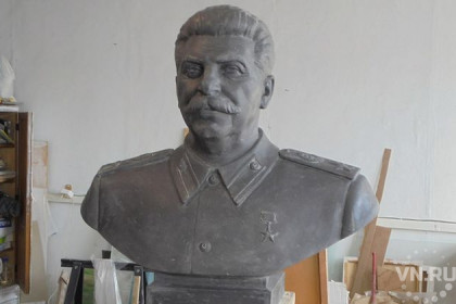Бюст Сталина к 9 Мая показали сторонники вождя в Новосибирске