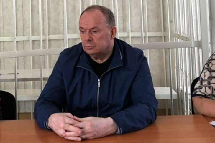 Белые розы и финики: суд над депутатом Лаптевым начался в Новосибирске