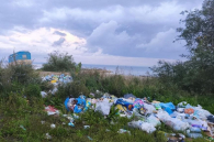 После туристов вокруг пляжей Обского моря остались горы отходов