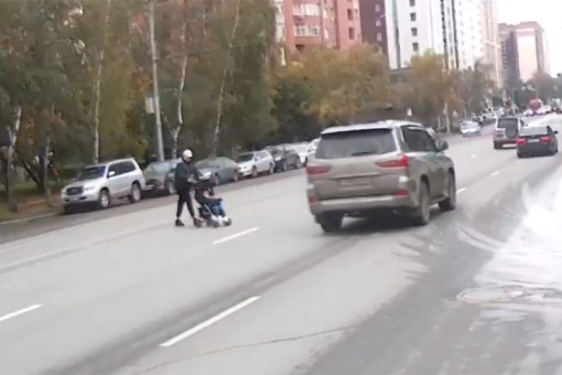 Мать с ребенком в коляске перебежала шестиполосную дорогу в Новосибирске