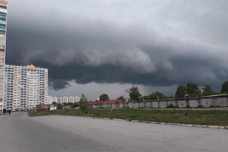 Пыльная буря и ливень обрушились на Новосибирск