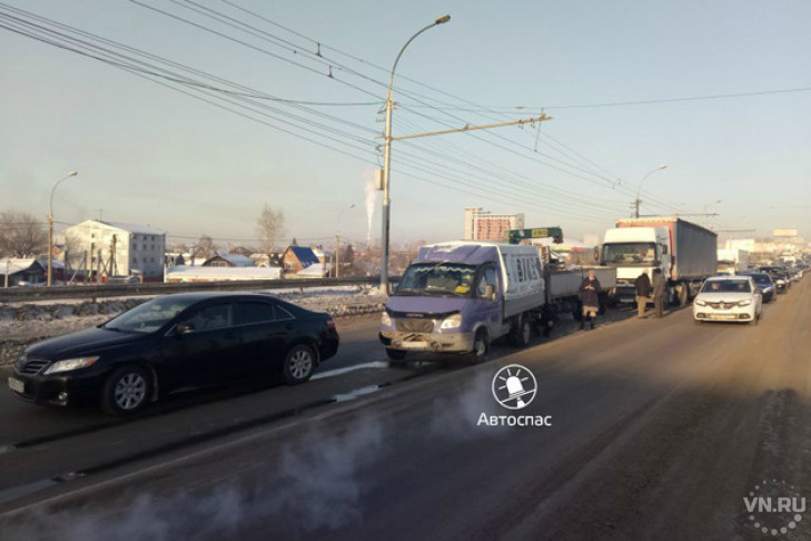 Три грузовика и легковушка: цепная авария в Новосибирске
