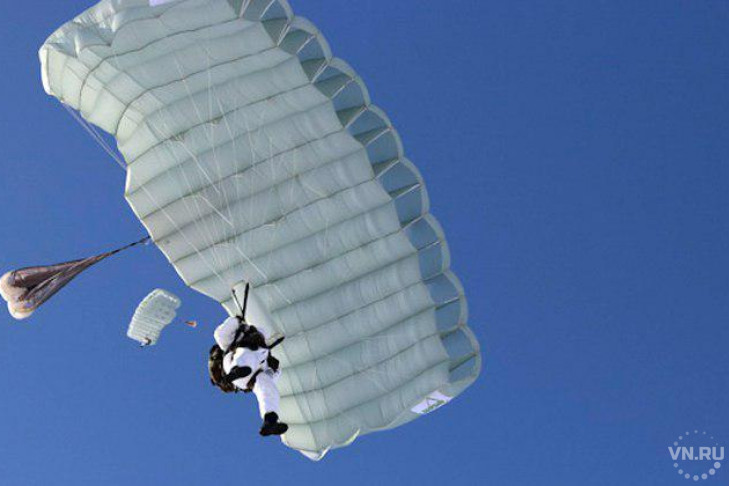 150 белых парашютов замечены в небе под Новосибирском