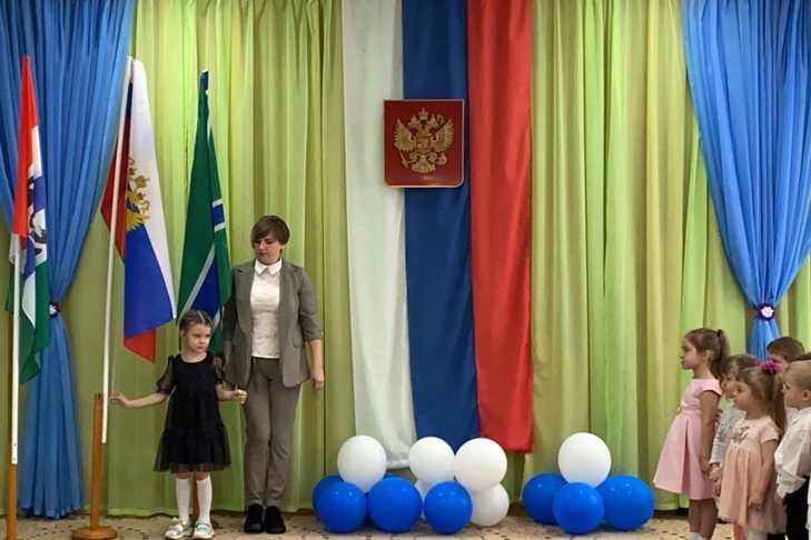 Флаг РФ начали поднимать в детских садах Новосибирской области
