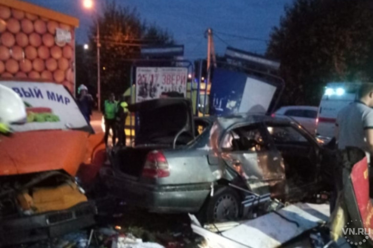 Mercedes-Benz въехал в киоски в Новосибирске: ДТП со смертельным исходом 