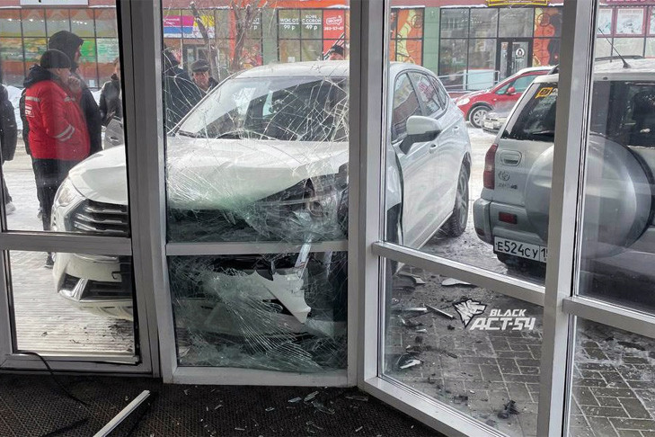 В Новосибирске автомобиль врезался в супермаркет