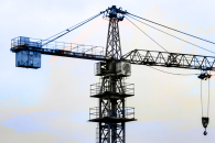 Строительство жилого дома на ул. Рябиновой заморозили на фоне критического крена