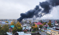 Чёрный дым над городом: здание на территории склада загорелось в Новосибирске